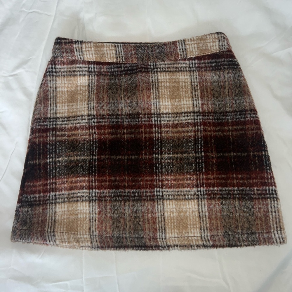 Size 6 skirt, never worn, zipper on the side, nice material